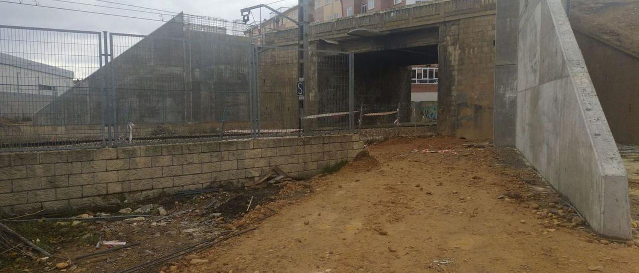 El puente de Trobajo del Camino, en San Andrés del Rabanedo (León), bajo el que avanza el ferrocarril.