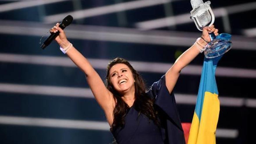 La ucraniana Jamala alza el trofeo tras ser proclamada ganadora de Eurovisión.