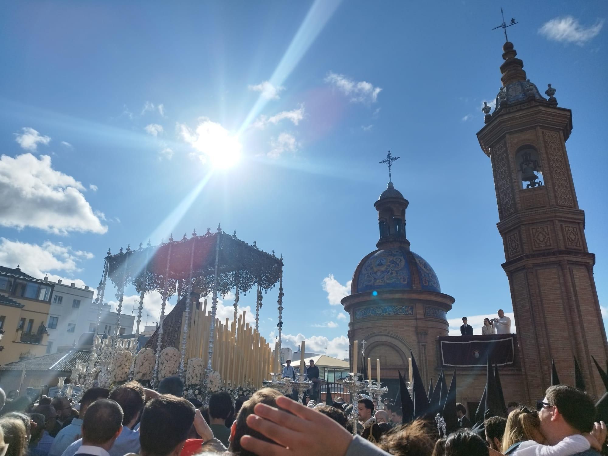 La Virgen del Patrocinio de la Hermandad del Cachorro, entrando por el Puente de Triana mientras el Cristo de la Expiración avanza por Reyes Católicos