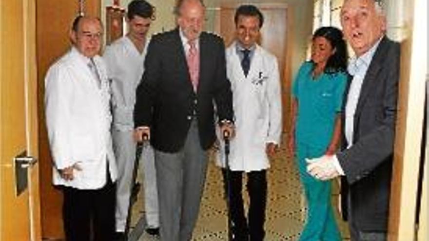 El Rei Joan Carles, acompanyat per l&#039;equip mèdic que el va atendre.