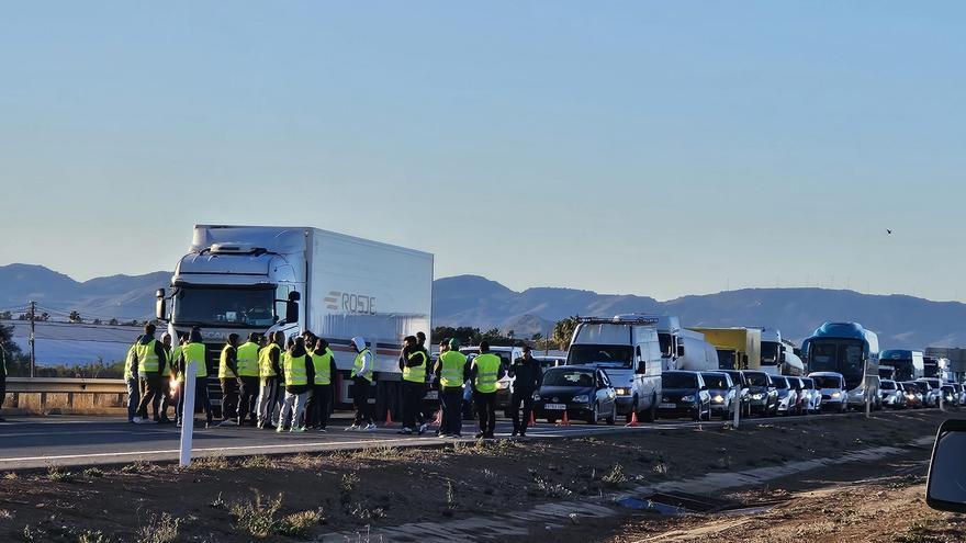 El líder de la plataforma 6F en la Región viaja a Madrid para afianzar el apoyo de los transportistas en las protestas agrícolas