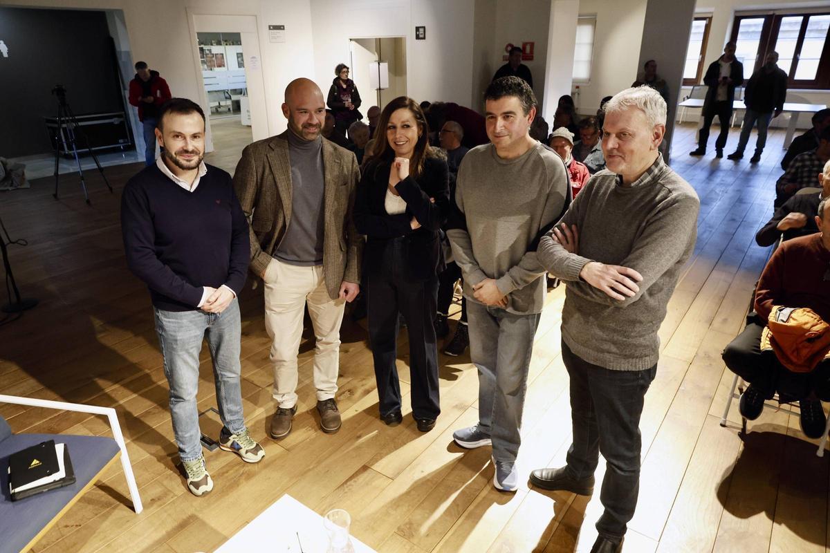 Por la izquierda, Daniel Sánchez, Jesús Martínez Salvador, María Luengo, Pedro Roldán y Luis Pascual, en la Escuela de Comercio, antes del acto.