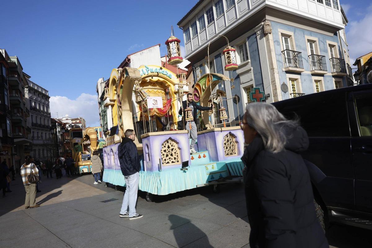 EN IMÁGENES: El 'ascenso' de los artilugios de Galiana llena las calles de Avilés