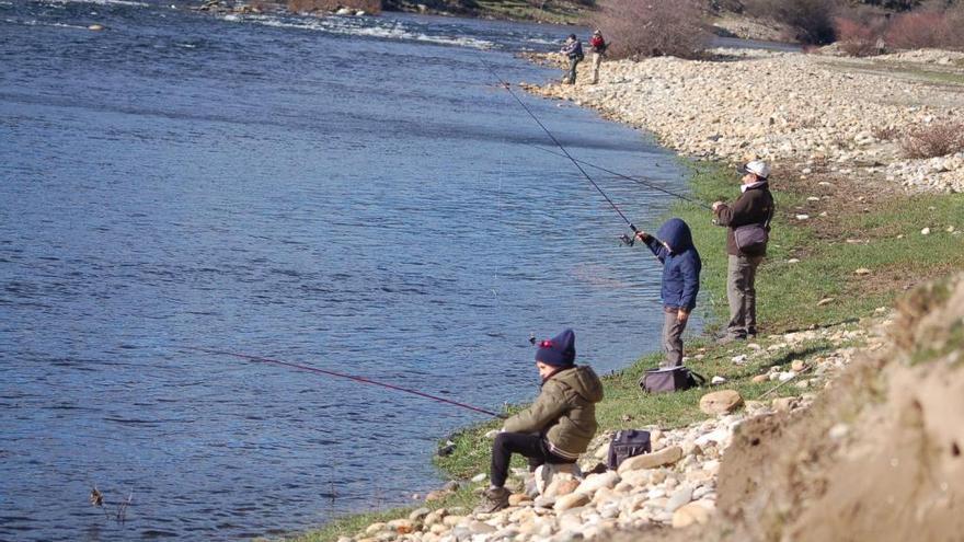 Pesca de trucha en el embalse de Cernadilla