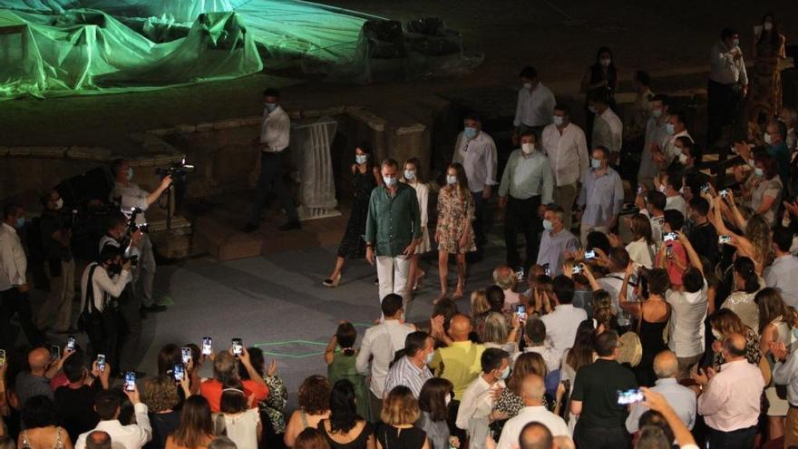 Los reyes y sus hijas apadrinan el festival de teatro de Mérida