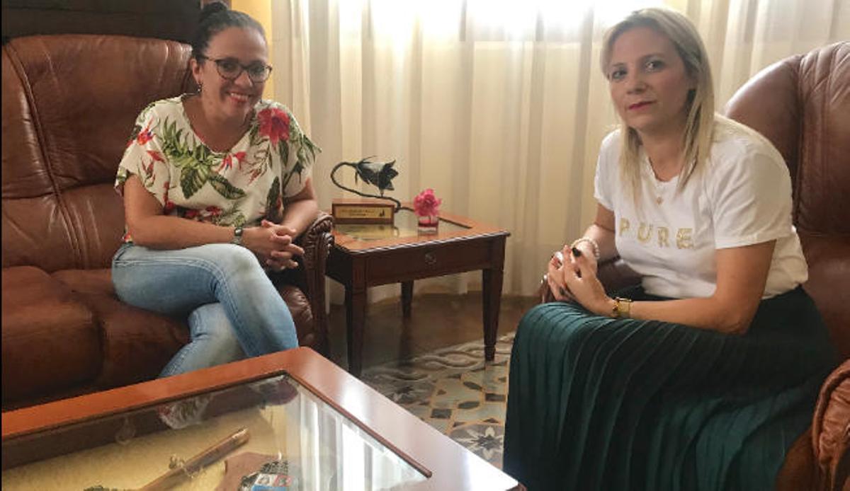 A la derecha, la alcaldesa de Los Silos, Macarena Fuentes (CC), junto a la primera teniente de alcalde, Raquel González (PP).