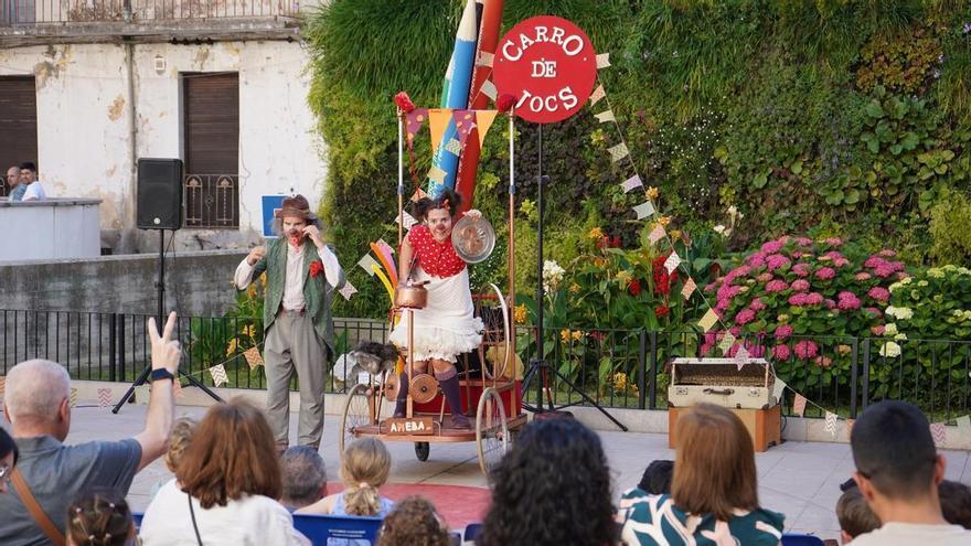 as disfrutan en la calle Major de un multitudinario Festival de Primavera en Ontinyent