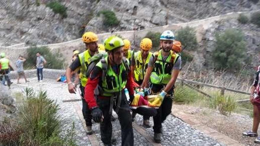 Efectivos de emergencias rescatan a una de las víctimas. // Efe