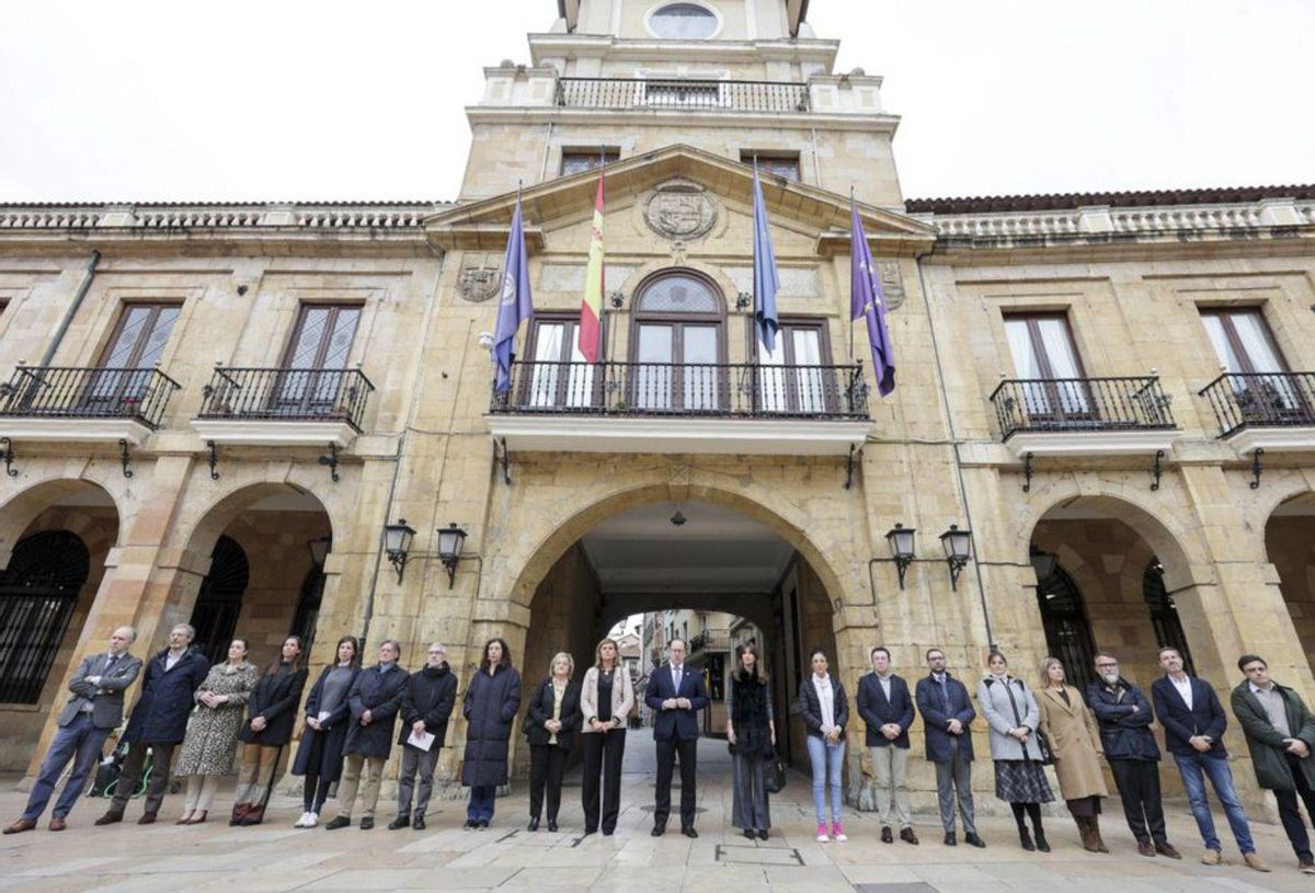 Los concejales, durante el minuto de silencio frente al Ayuntamiento. | IRMA COLLÍN
