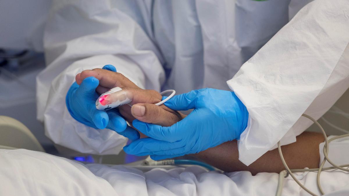 Los sanitarios siguen atendiendo a un buen número de contagiados por covid en las UCI de los hospitales.