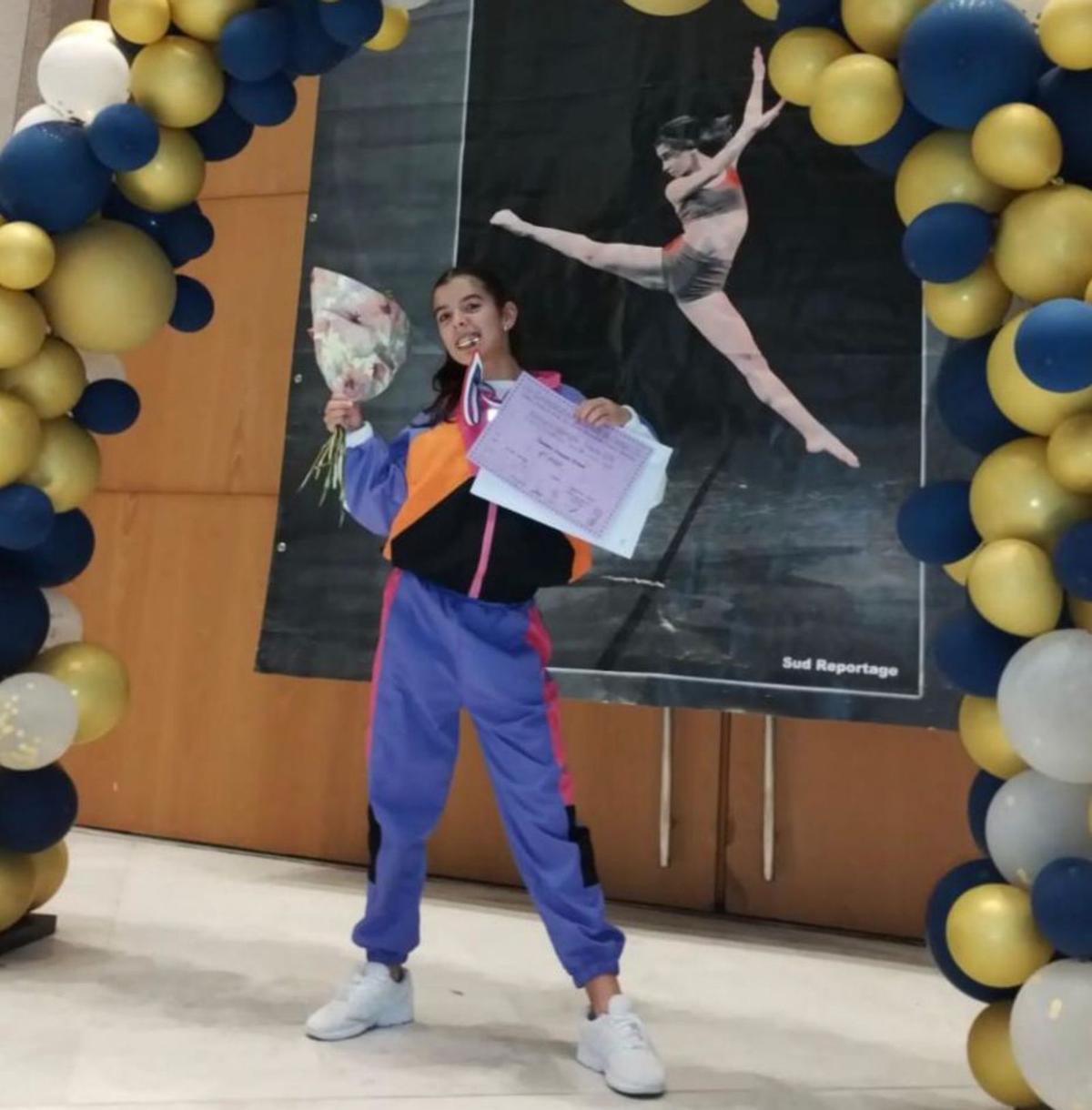 La chantadina Candela Vázquez con sus trofeos.