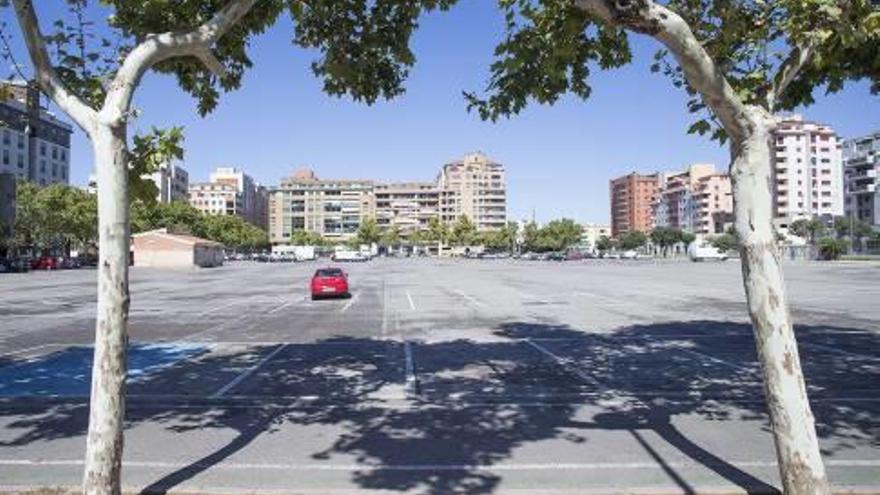 Solar convertido en aparcamiento en el entorno de la Ciudad de la Justicia.