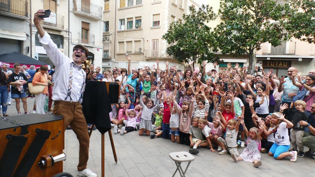 El mag Toni Cors fent-se un selfie amb el públic.