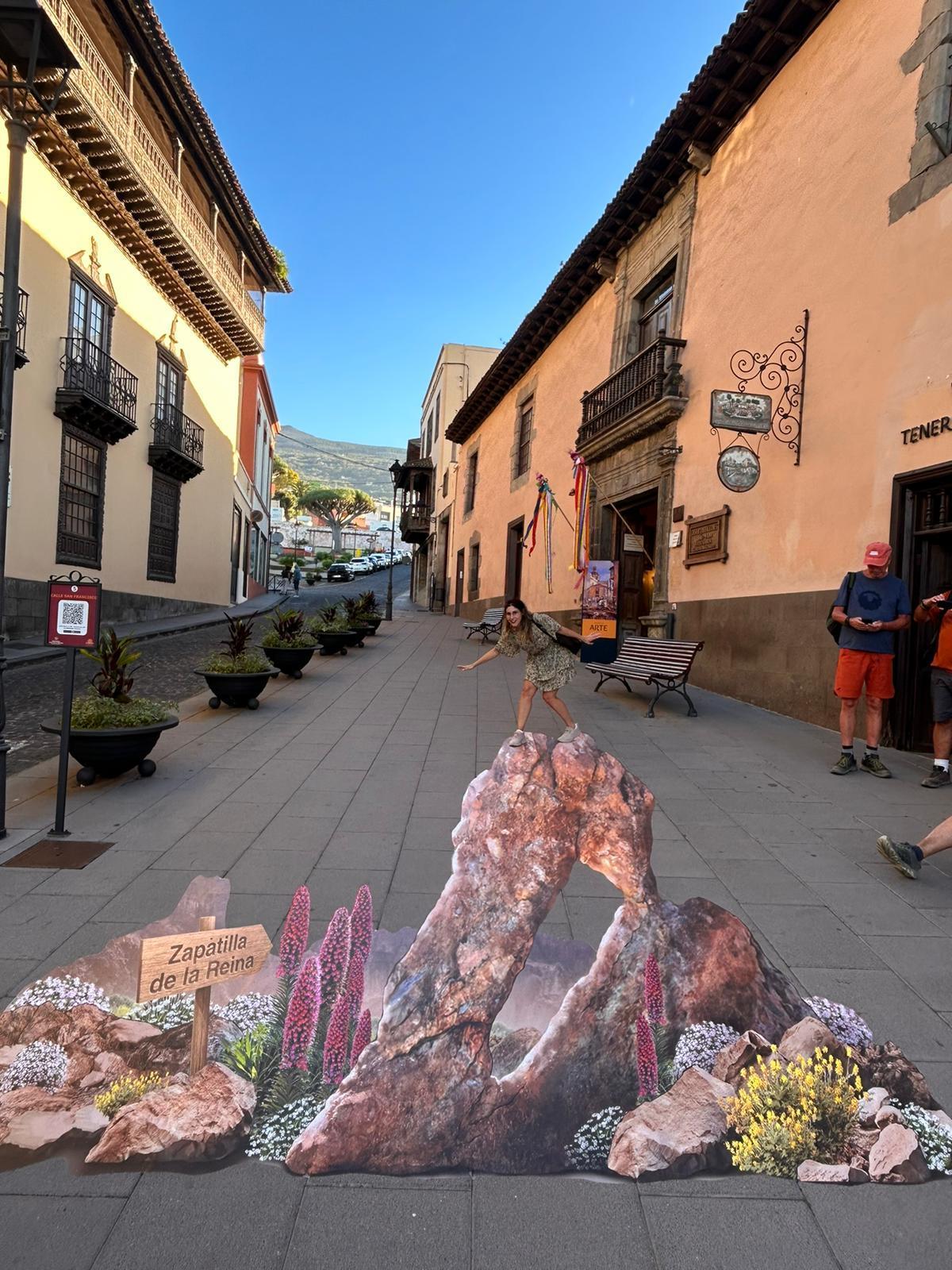 Una de las imágenes con ilusiones ópticas colocadas en las calles del casco histórico de La Orotava.