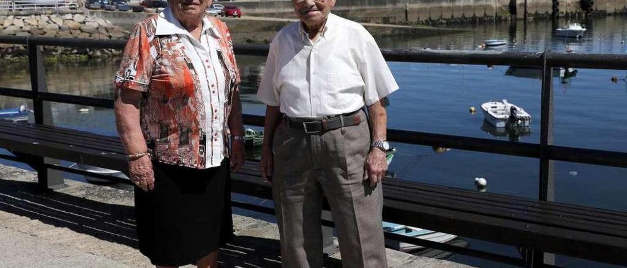 Los homenajeados Rosa Granja y Fermín Miguel Pousa, ayer, en el paseo baionés. // José Lores