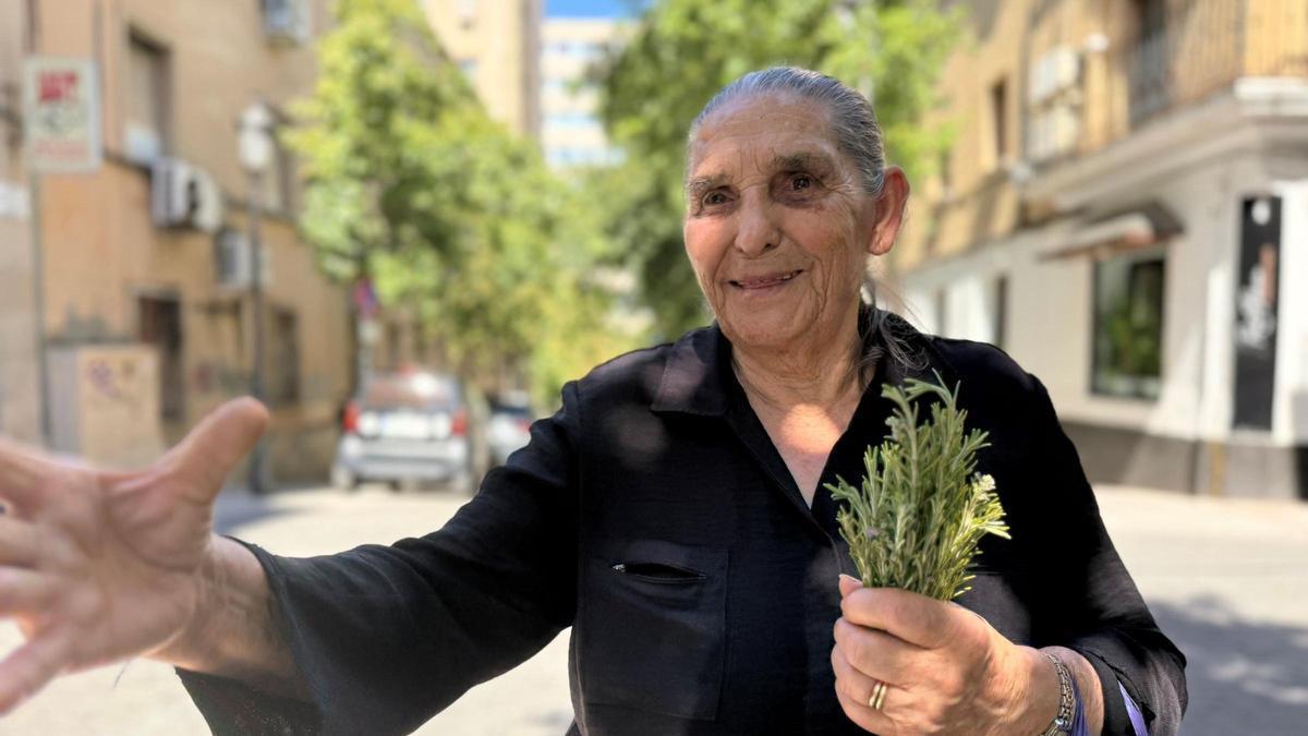 María, la mujer del romero, sigue recorriendo las calles con la misma cercanía de siempre, repartiendo ramitas, buenos deseos y el cariño que tantos cacereños le devuelven desde hace décadas.