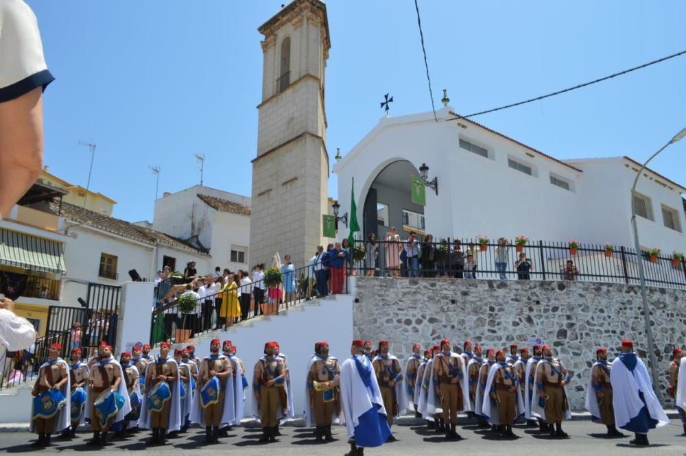 El Cristo del Perdón y de la Vera Cruz ha recorrido las calles, decoradas con cruces florales, macetas, enseres y banderillas de colores, acompañado de cientos de fieles