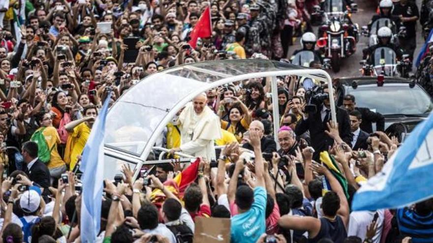 Francisco saluda a los fieles desde el &#039;papamóvil&#039;; con Dilma Rousseff; y manifestación junto a Maracaná. / efe