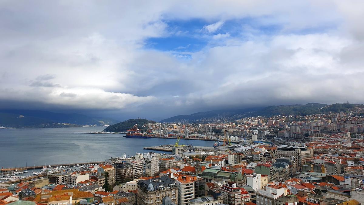 Vista de Vigo desde la azotea del hotel Bahía