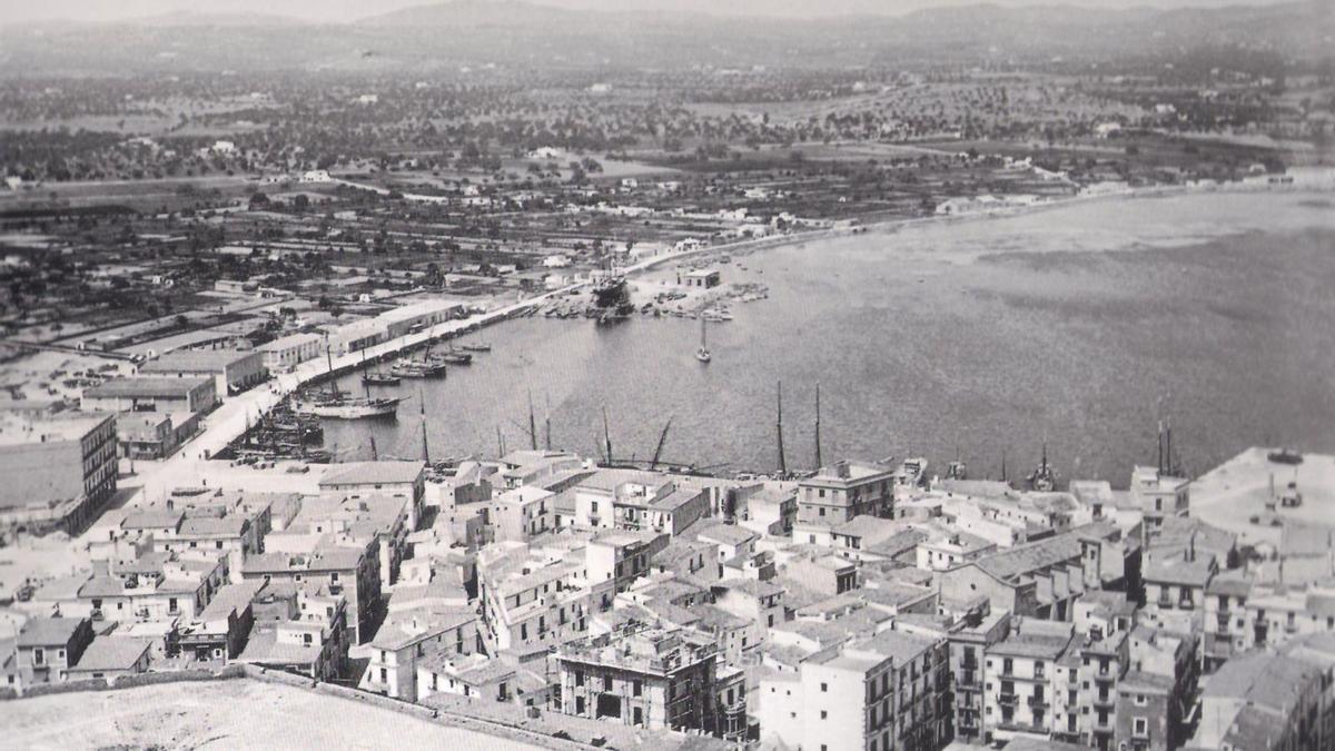 El port d’Eivissaa devers l’any 1929, amb s’Astillero, inaugurat el 1918, en terrenys guanyats a la mar i l’edifici del Club Nàutic encara en construcció.