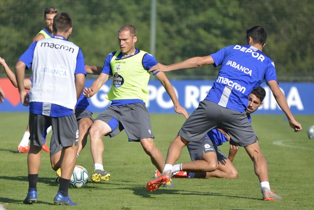 La plantilla blanquiazul vuelve a ejercitarse en las instalaciones de Abegondo en la que es la penúltima sesión de trabajo antes de su estreno en la competición oficial.