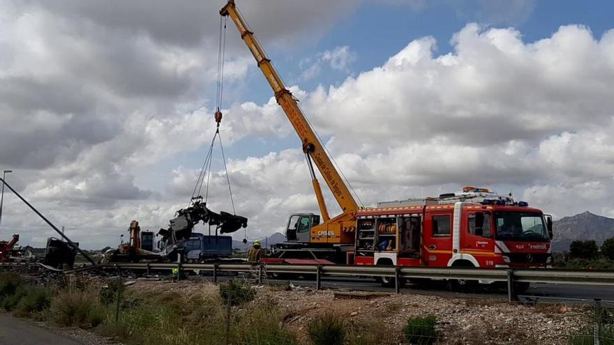 Tres muertos en un accidente en la A-7 tras chocar dos camiones y un coche en Crevillent