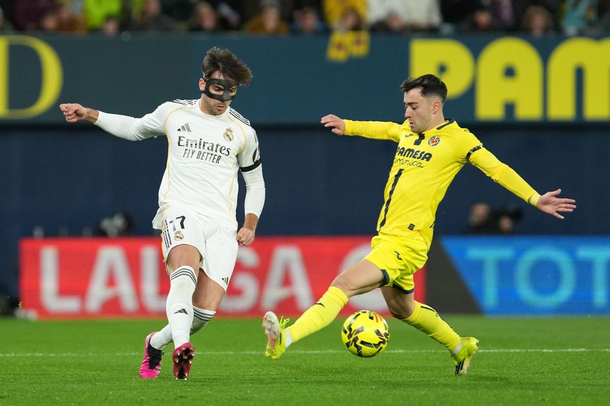 Real Madrid's Raul Asencio, left, is challenged by Villarreal's Alberto Moleiro during a Spanish La Liga soccer match between Villarreal and Real Madrid in Villarreal, Spain, Saturday, Jan. 24, 2026. (AP Photo/Alberto Saiz)