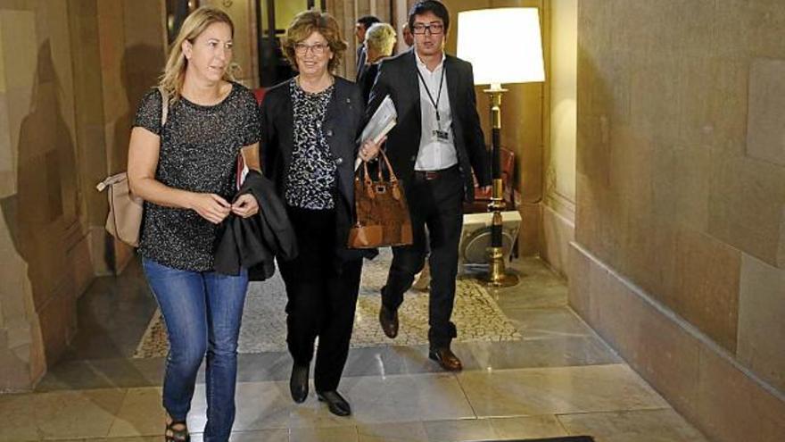 Neus Munté i Irene Rigau arribant a la reunió de Junts pel Sí