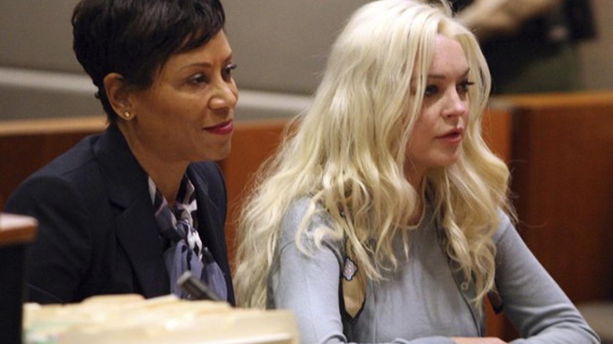 La actrizLindsay Lohancon su abogadaen unaaudiencia sobre la libertad condicional en un tribunal de Los Ángeles, Estados Unidos.