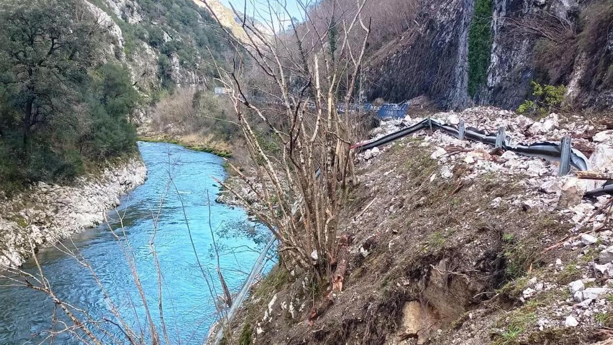 La zona de la AS-114 donde quedaron destruidas las conducciones de fibra óptica, junto al río Cares.