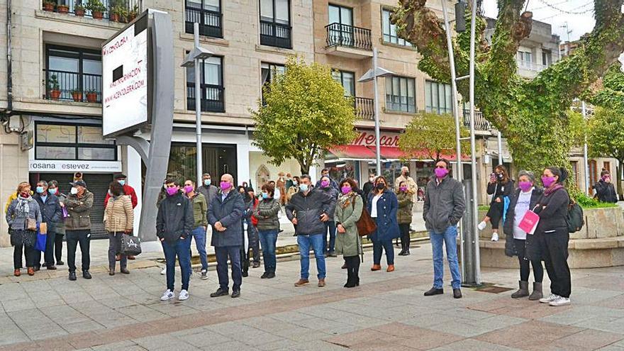 Concentración silenciosa de la corporación y vecinos en Bueu.  