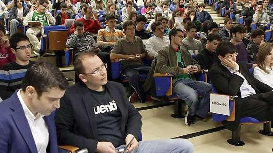 Cristóbal Fernández (segundo por la derecha), ayer, en la Politécnica.