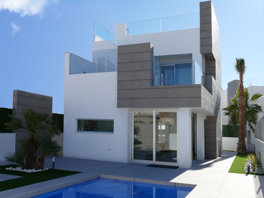 Casa con piscina en venta en Guardamar del Segura.