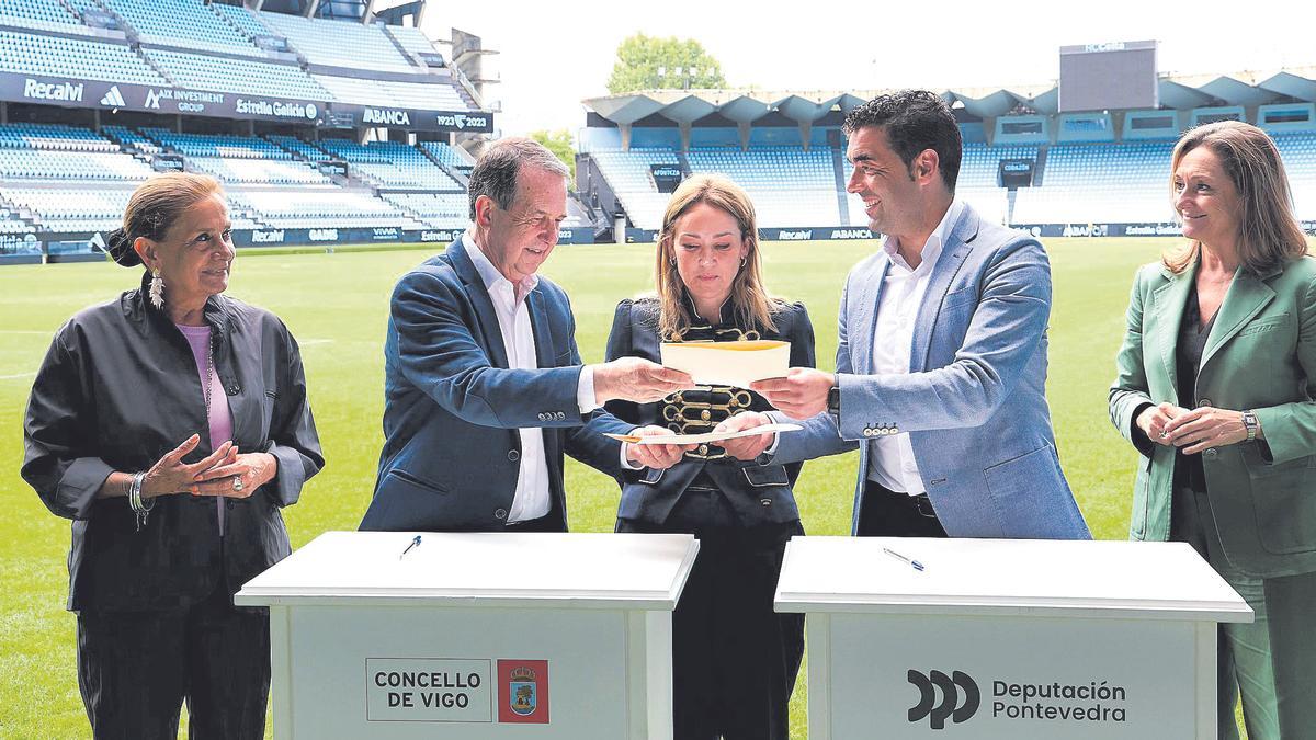 Firma del convenio para la construcción de la grada de Gol entre Concello y Diputación con Carmela Silva, Abel Caballero, Marián Mouriño, Luis López y Luisa Sánchez.