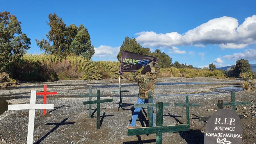 Protesta de Ecologistas en Acción en el Guadiaro, en la provincia de Málaga.