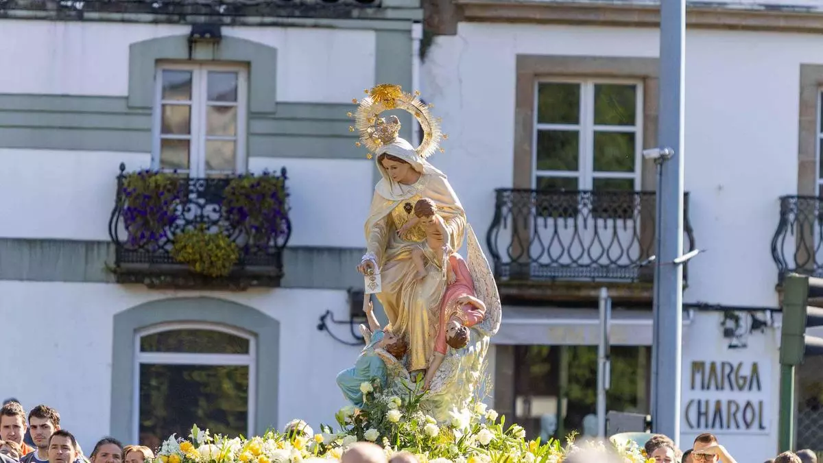 Procesiones marianas y festejos en los barrios de Santiago para despedir el verano