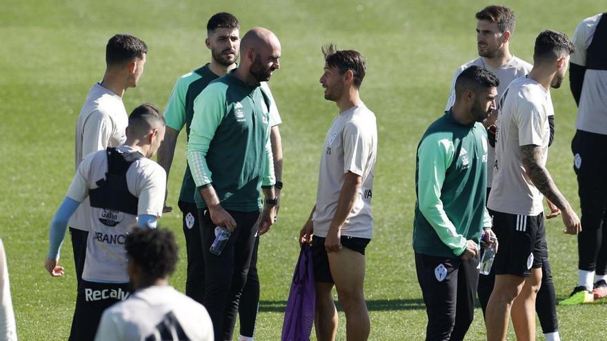 Un duelo por la posesión del balón