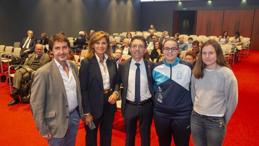 Por la izquierda, Ernesto Tuñón, Concepción Méndez, Luis Nogueiro, Begoña Otero y María Iglesias, ayer, en el Club Prensa Asturiana. | David Cabo
