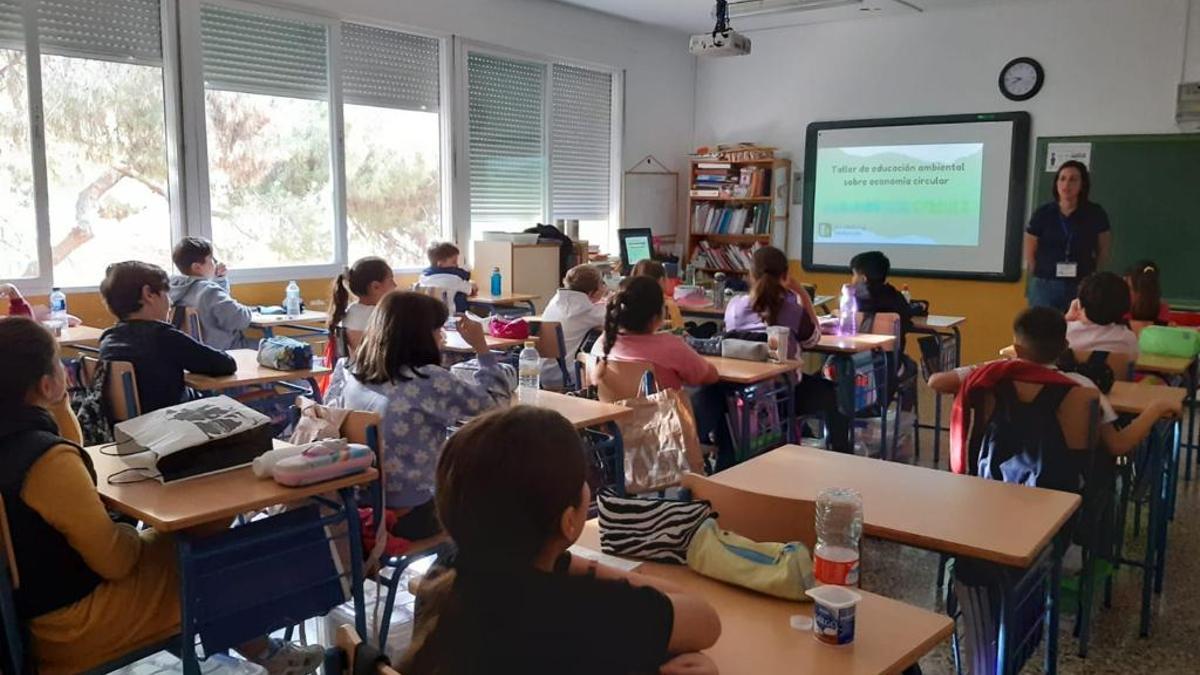 Alumnos en uno de los talleres de economía circular organizados por la fábrica de La Araña.