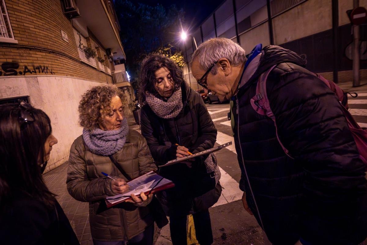 Barcelona 3/12/2025 Sociedad Recuento de personas sin hogar por parte de Arrels. - Baix Guinardó. AUTOR: JORDI OTIX