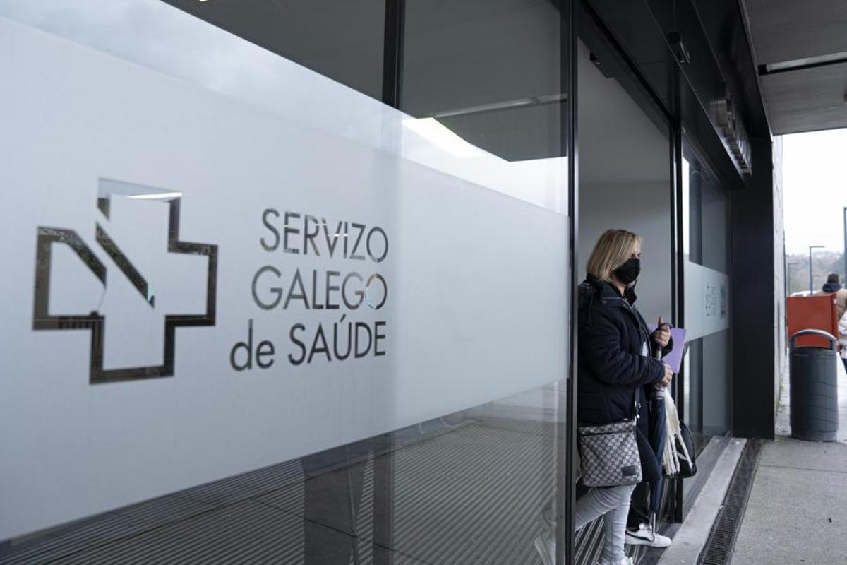 Una mujer sale de un centro de salud en Vigo.