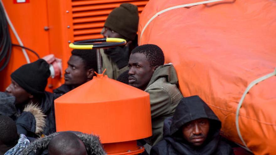 Migrantes en el muelle de Arguineguín, en Gran Canaria.