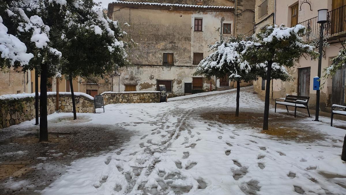 La nieve impide salir de casa en los pueblos del interior de la C. Valenciana