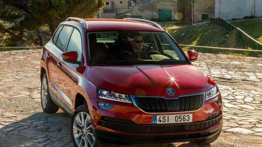 Arriba, Skoda Karoq, y, sobre estas líneas, puesto de conducción.