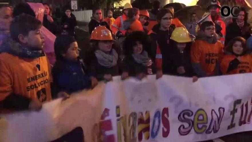 Unos 850 manifestantes marchan contra el cierre de Alcoa en A Coruña