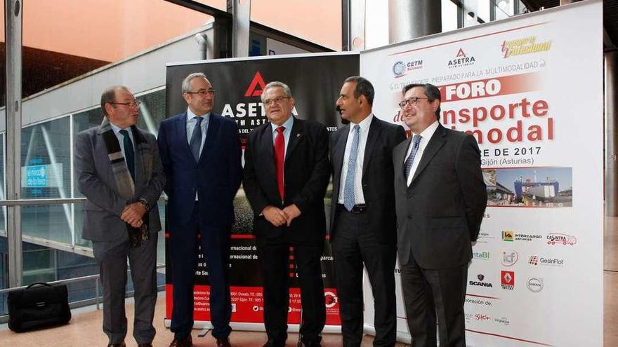 De izquierda a derecha, Santiago Rodríguez (presidente del puerto de Avilés), José Llorca (presidente de Puertos del Estado), Ovidio de la Roza (presidente de Asetra), Fernando Lastra (consejero de Infraestructuras) y Laureano Lourido (presidente de la Autoridad Portuaria de Gijón), ayer, en el V Foro de Transporte Multimodal.