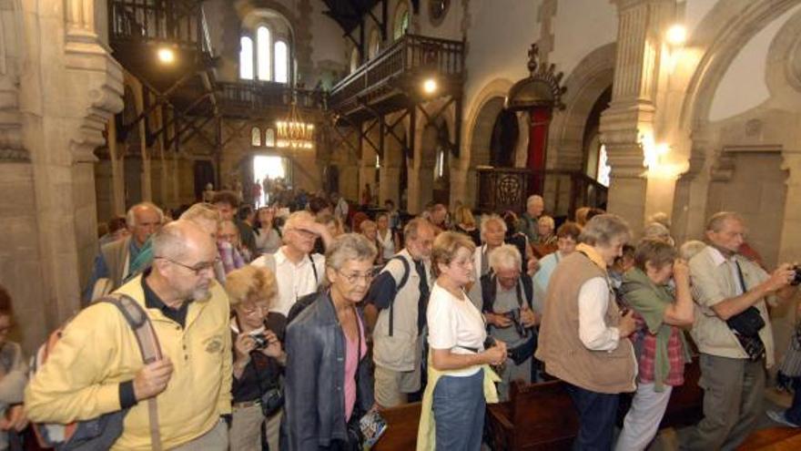 El grupo de profesores franceses, en la iglesia de San Claudio, en Bustiello.