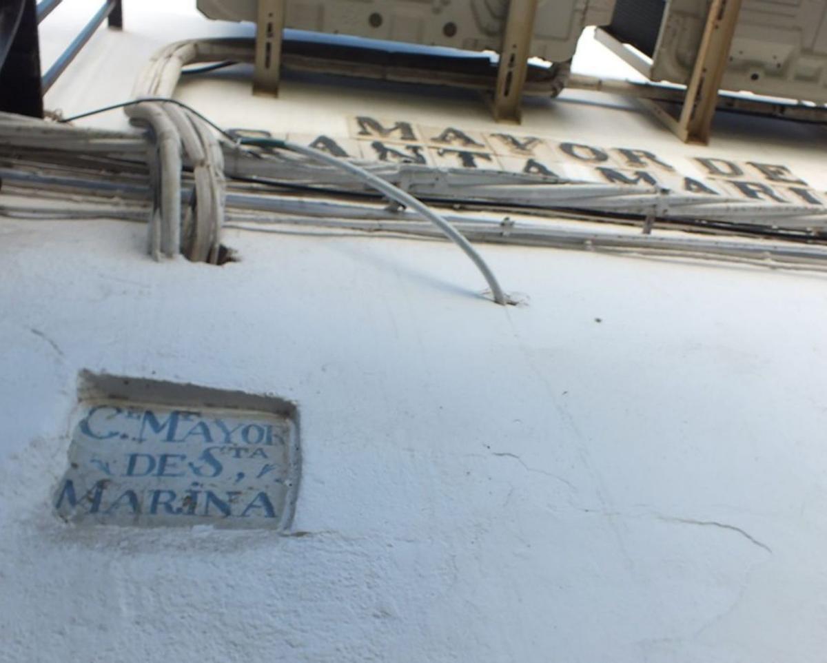 Cableado junto a los rótulos de la calle Mayor de Santa Marina.