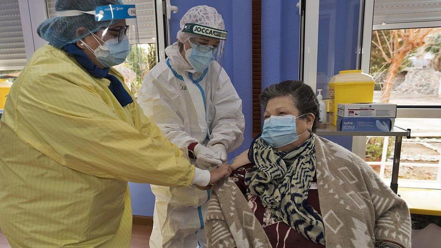 Josefa Martínez, primera
 persona que recibió la vacuna
 frente a la covid-19.  carm