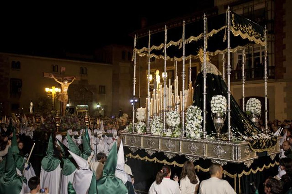 La Verge de l’Esperança i el Crist de la Il·lusió a la plaça de la Catedral d’Àvila.